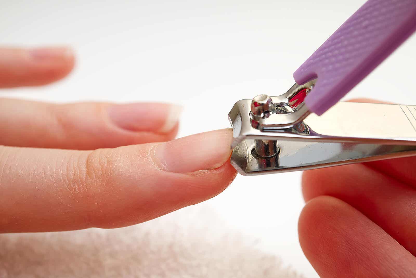 Es necesario aprender a cortar correctamente las uñas de las manos y los pies para evitar infecciones y otros problemas.