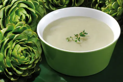 Artischockencreme und frische Artischocken