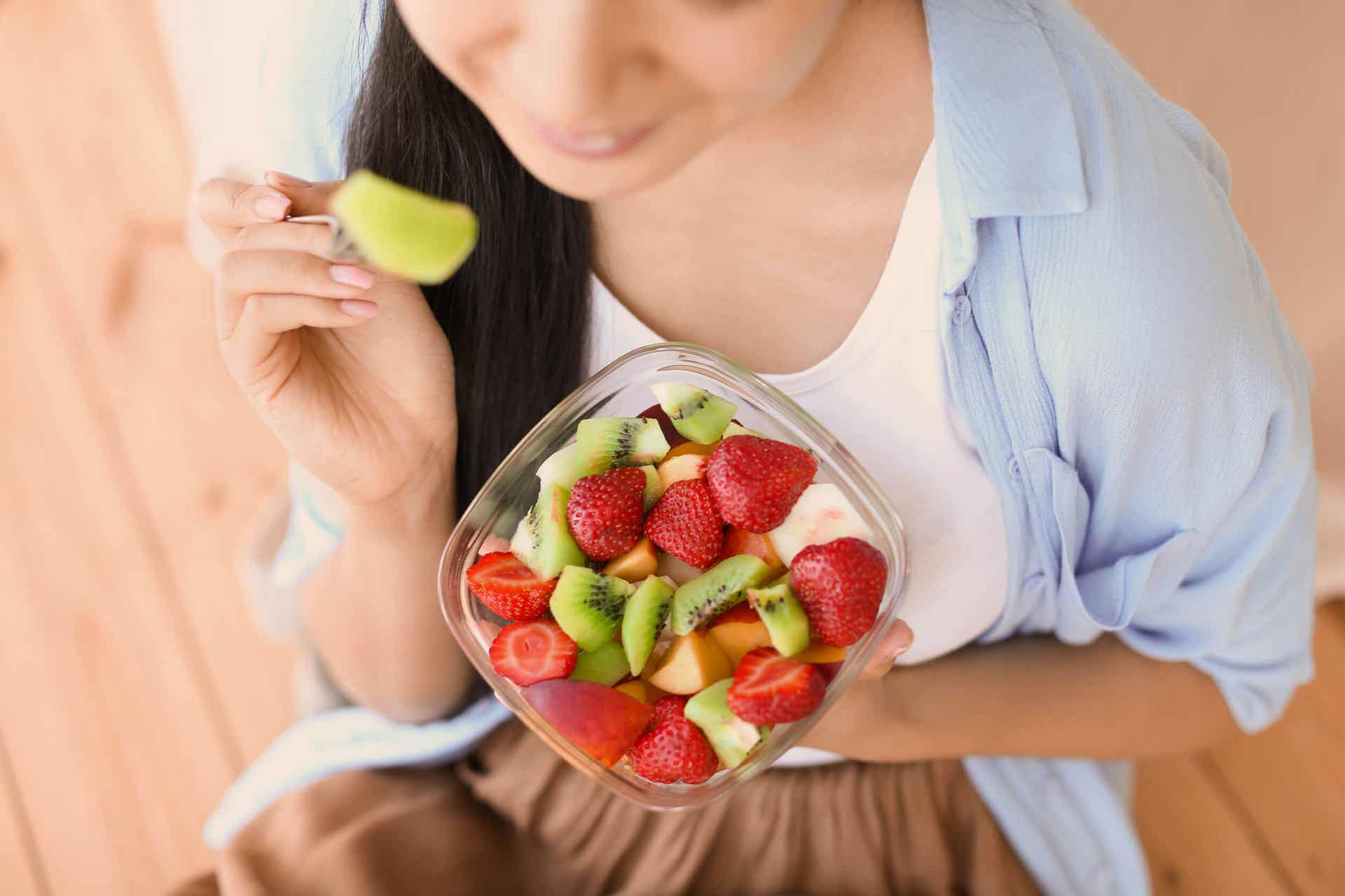 Si no se puede evitar comer compulsivamente, tener una ensalada de frutas a la mano es buena opción.