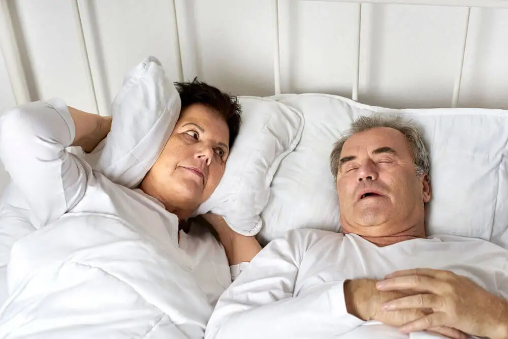 Ronquidos por apnea del sueño.