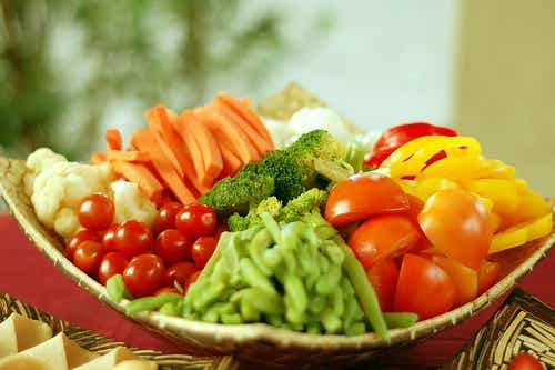 Las frutas y vegetales tienen propiedades que se pueden clasificar según sus colores.