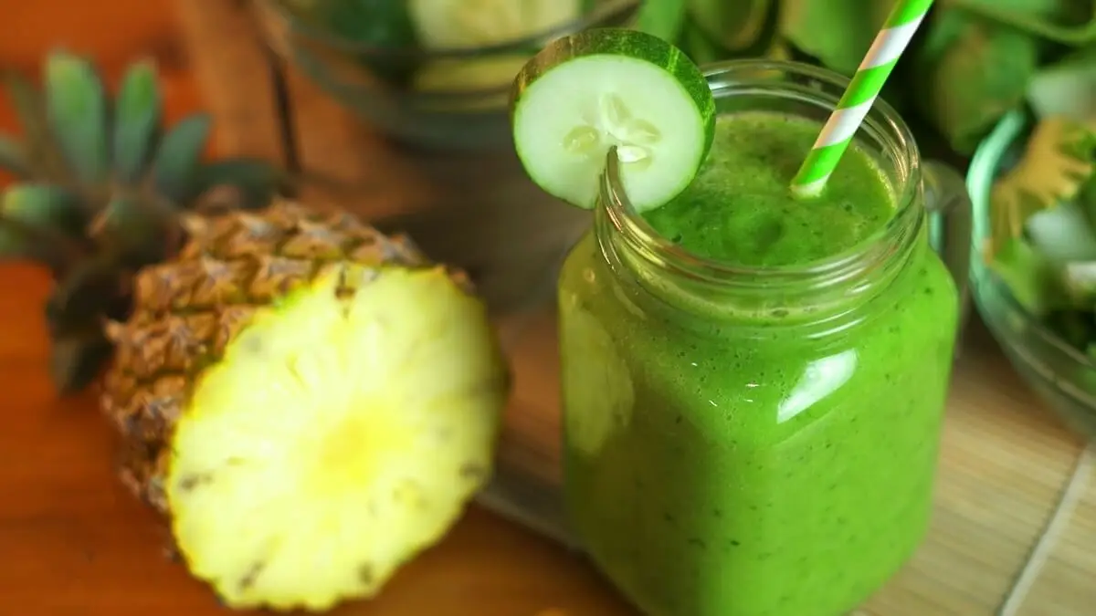 Jugo de pepino y piña.