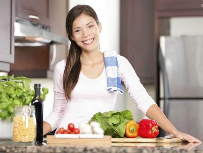 mujer-en-cocina-con-verduras
