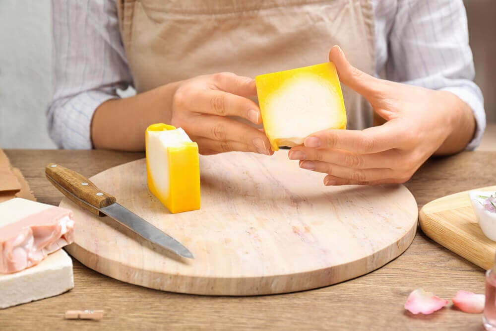 Mujer preparando gel de ducha casero.