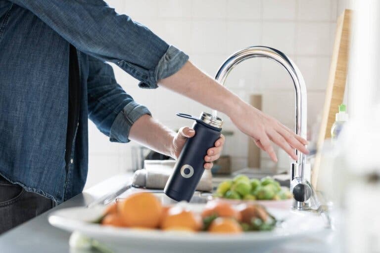 Beneficios de beber agua tibia regularmente