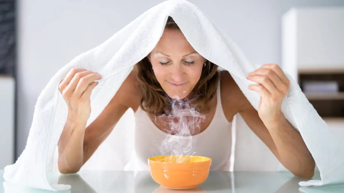 Vahos de vapor con hierbas para enfermedades respiratorias, como asma.