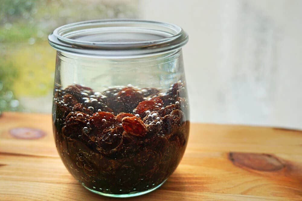 Vaso con agua de pasas.