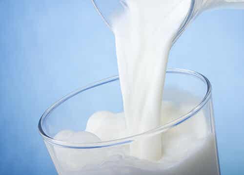 Vaso de leche baja en grasa