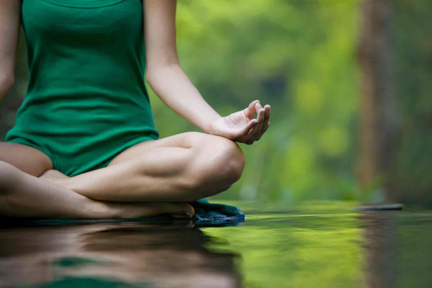 El yoga alivia el estrés y con él, los nervios del estómago.