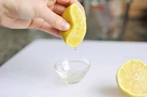 Pressez le jus de citron.