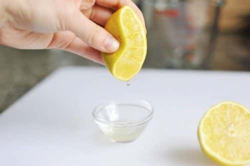 Exprimir zumo de limón.