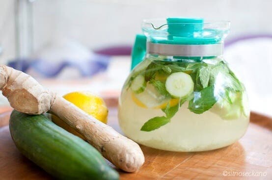 Cómo hacer aguas saborizadas caseras