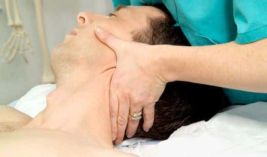 Latigazo cervical: masaje de fisioterapeuta