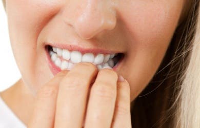 Los efectos peligrosos y perjudiciales de morderse las uñas