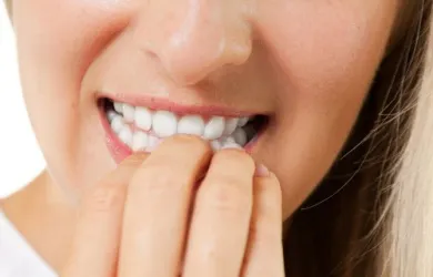 Los efectos peligrosos y perjudiciales de morderse las uñas