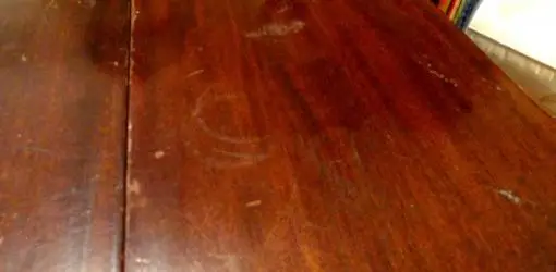 La-mantequilla-ayuda-a-eliminar-las-marcas-de-agua-en-la-madera.