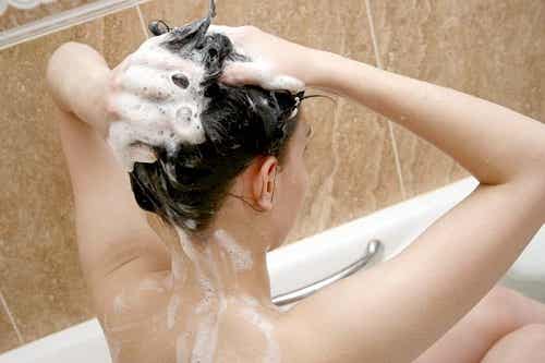 Lavar el cabello diariamente