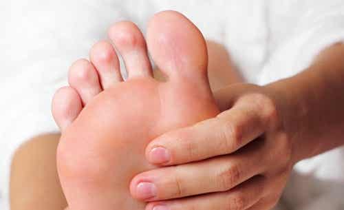 Masajear el pie a diario es un consejo eficaz para prevenir o aliviar los juanetes