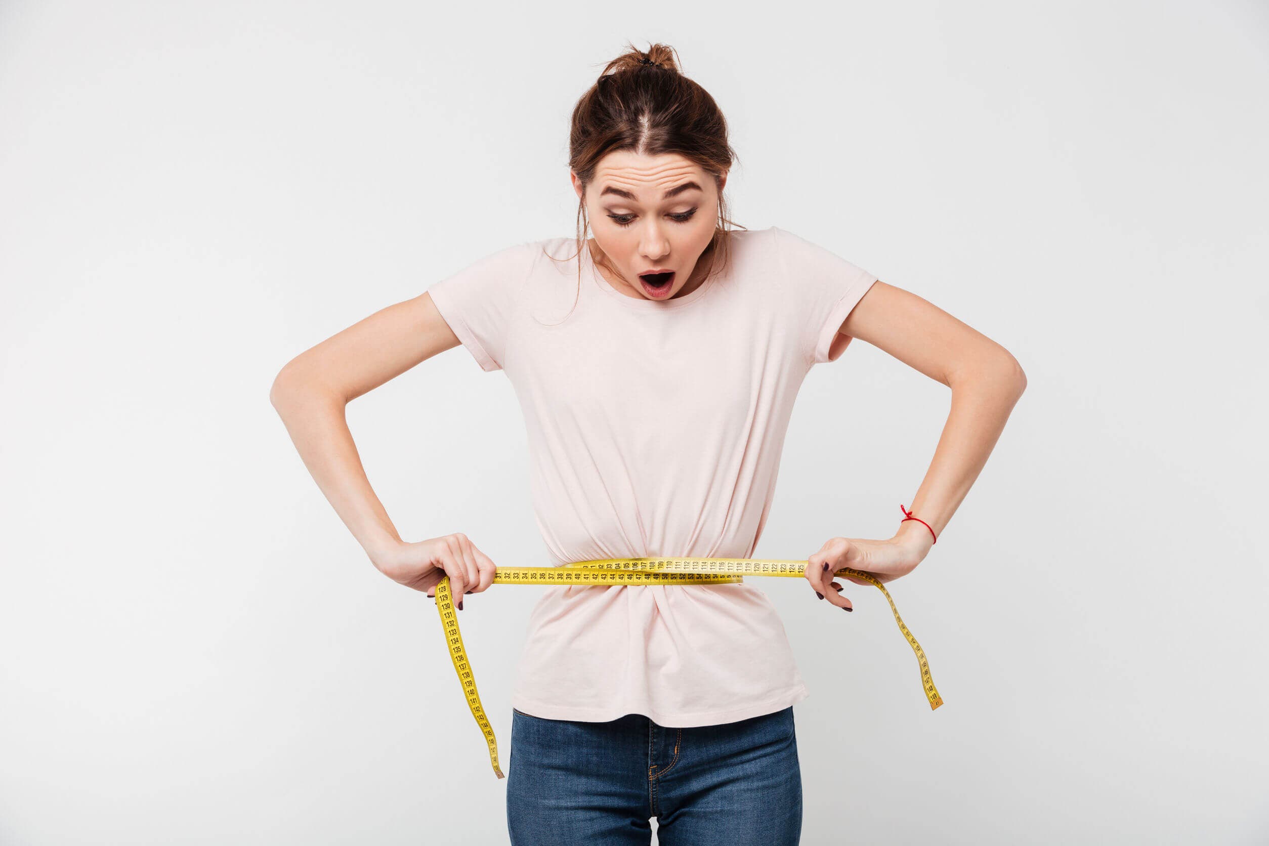 Vrouw die haar taille opmeet