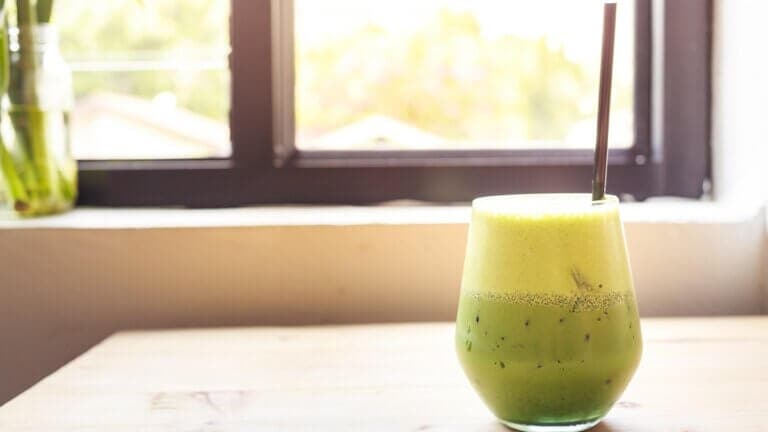 Batido de pomelo, plátano y aguacate