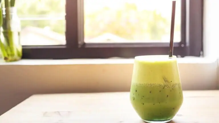 Batido de pomelo, plátano y aguacate