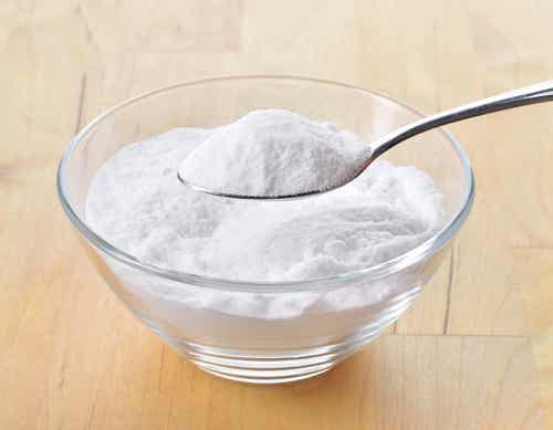El bicarbonato de sodio nos puede ayudar a paliar las encías sangrantes.