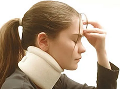 Latigazo cervical: usar collarín para aliviar la tensión