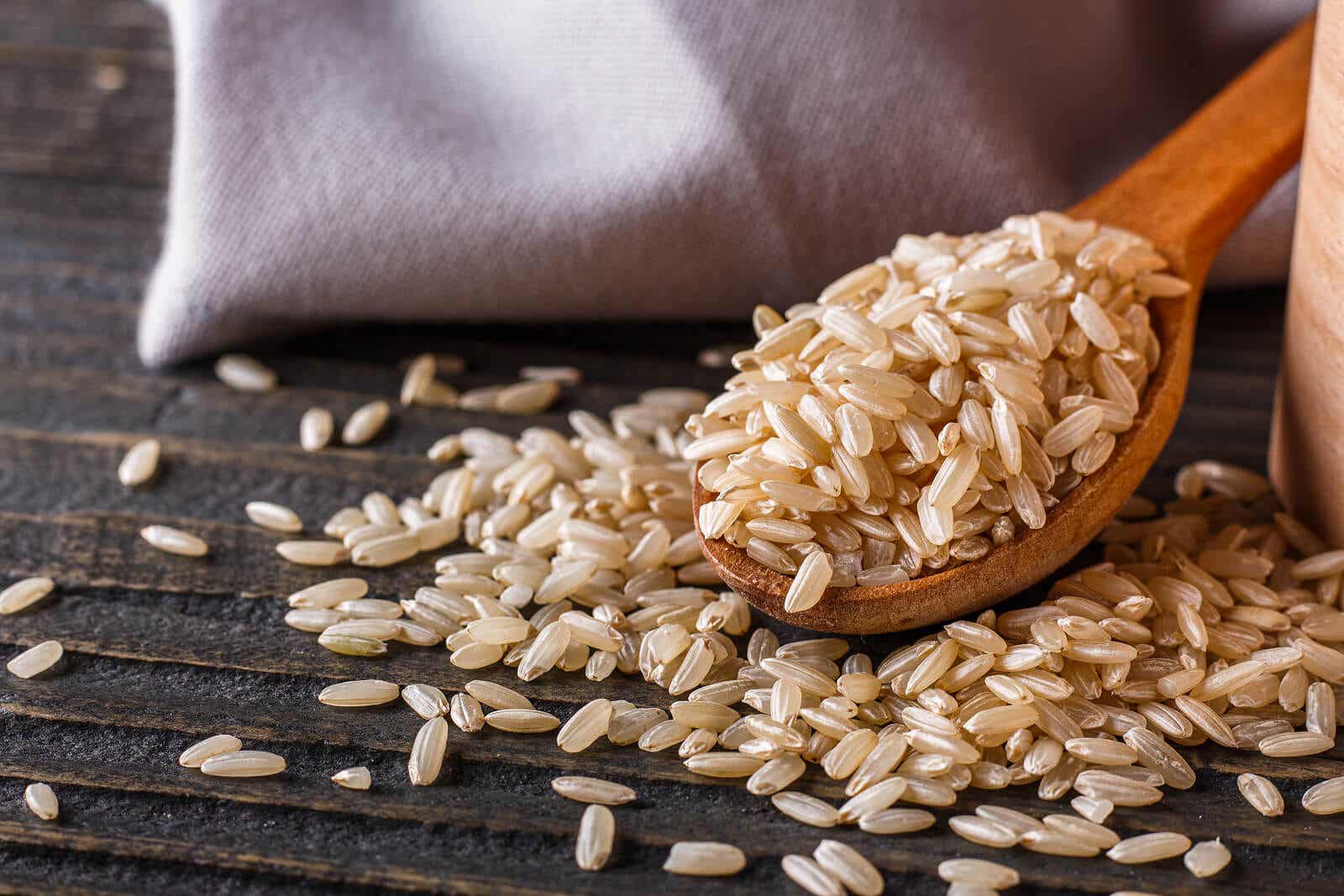 Los beneficios del arroz integral giran en torno a su aporte de fibra.