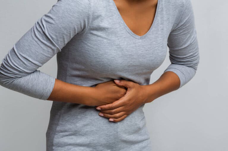 Dolor en la parte derecha del abdomen: ¿a qué se debe?