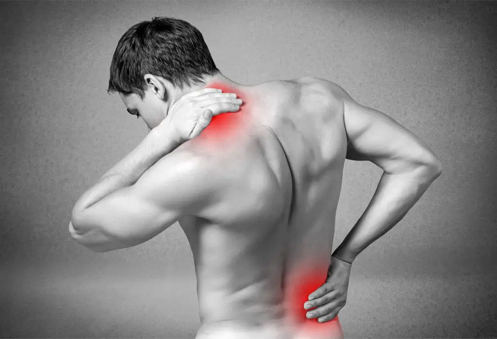 Hombre con dolor en el cuello y en la espalda.