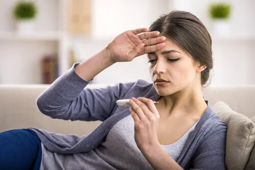 Mujer con fiebre.