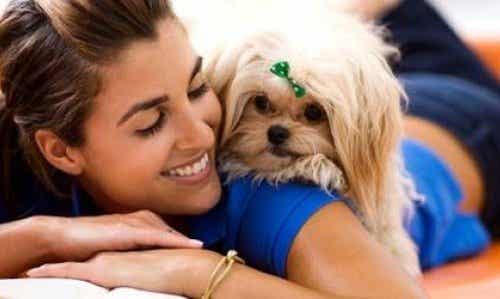 Kvinde med hund nyder de mange fordele ved at eje et kæledyr