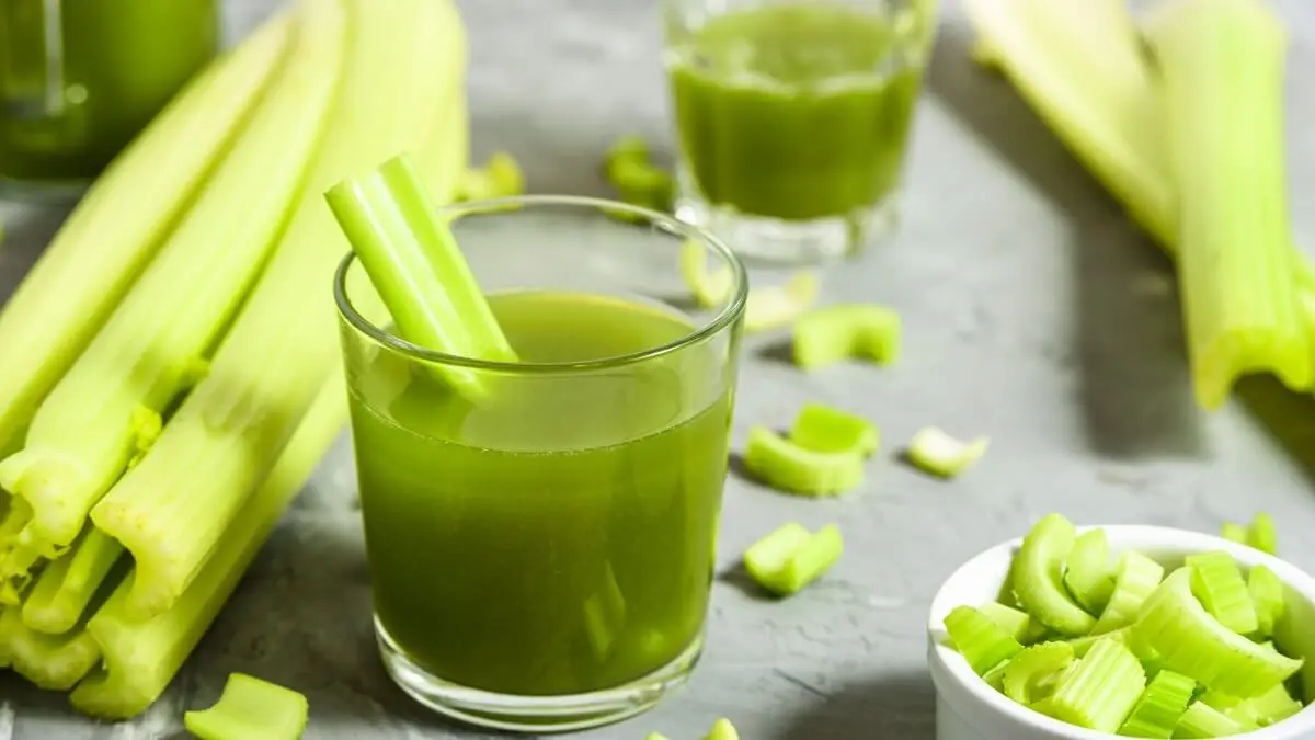 Jugo de apio como remedio casero para el dolor de riñón.