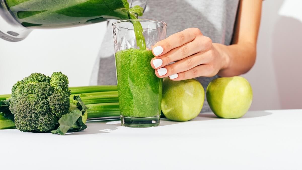 Jugo de brócoli y manzana verde.