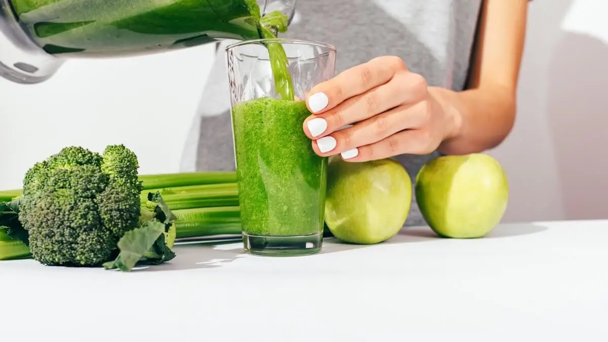 Jugo de brócoli y manzana verde.