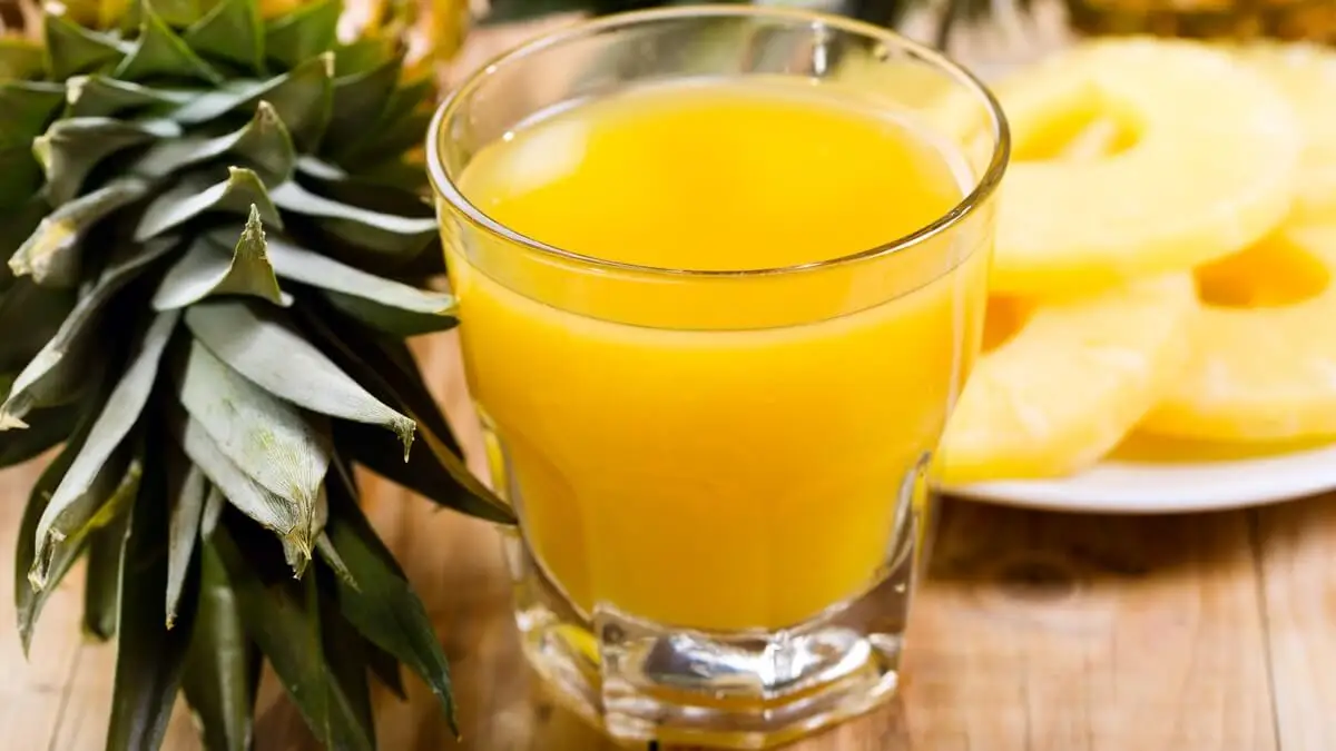 Jugo de piña para depurar el estómago.