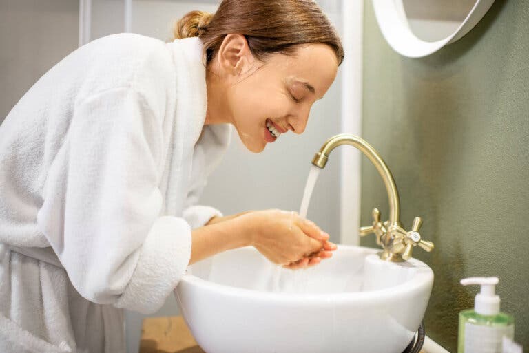 Como limpiar el rostro de forma apropiada antes de dormir