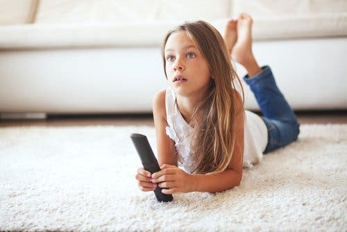niña viendo televisión