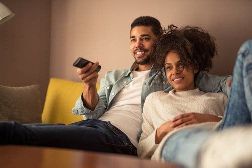 pareja viendo la tele