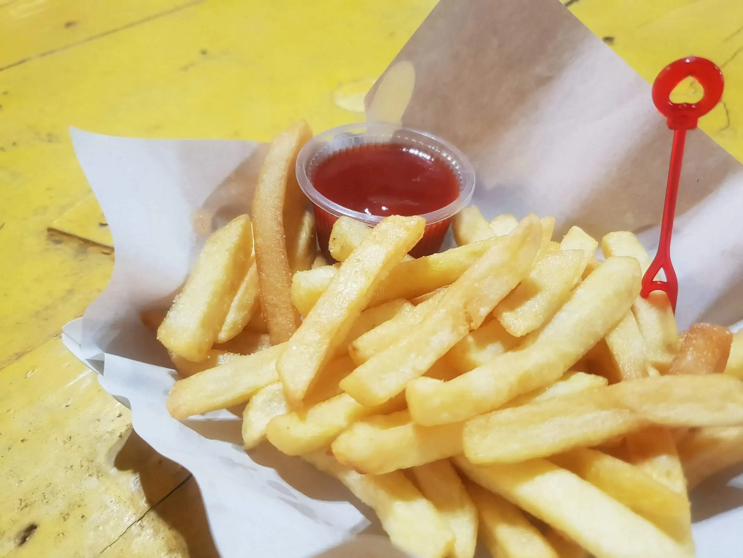 Beseitigung von Cellulite - Pommes Frites mit Ketchup