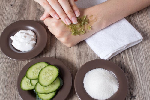 ¿Por qué debemos exfoliar la piel y cómo hacerlo?