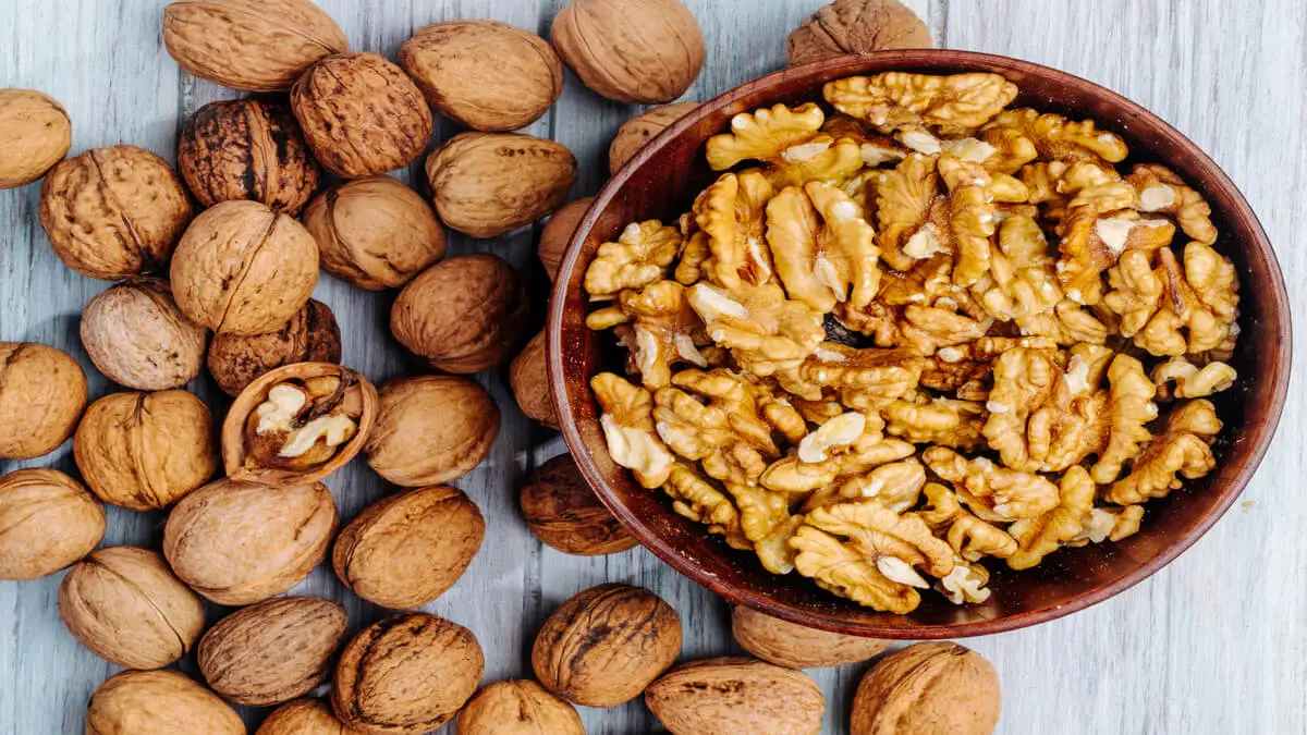 Nueces con y sin cáscara.