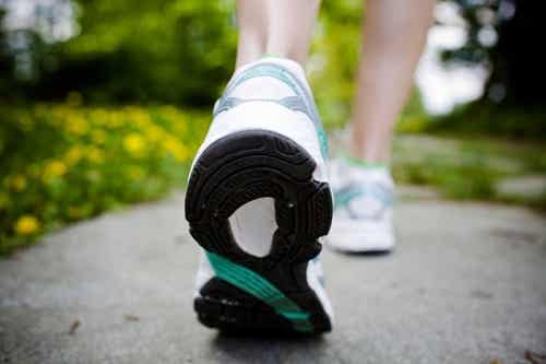 Caminar, un ejercicio fácil para ponerse en forma y estar saludables