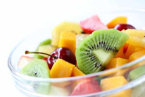 Varias frutas en un cuenco.