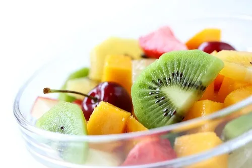 Varias frutas en un cuenco.