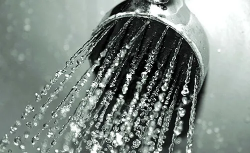 agua tibia para cura el vello enquistado