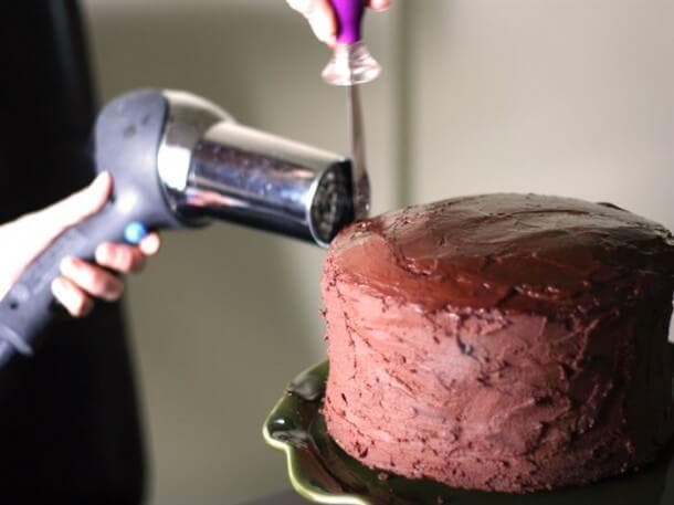 Usos adicionales que le puedes dar al secador de cabello
