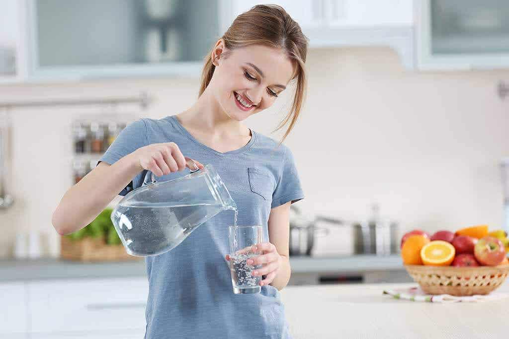 Beber agua sirve para la retención de líquidos