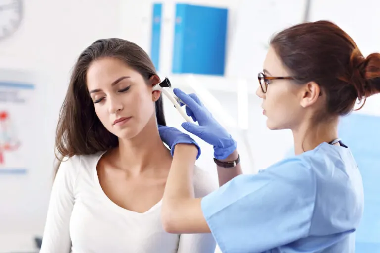 10 posibles causas de sangrado en el oído