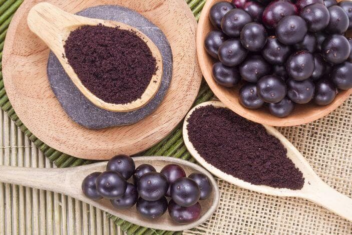 Frutas de acai y polvo de la fruta.